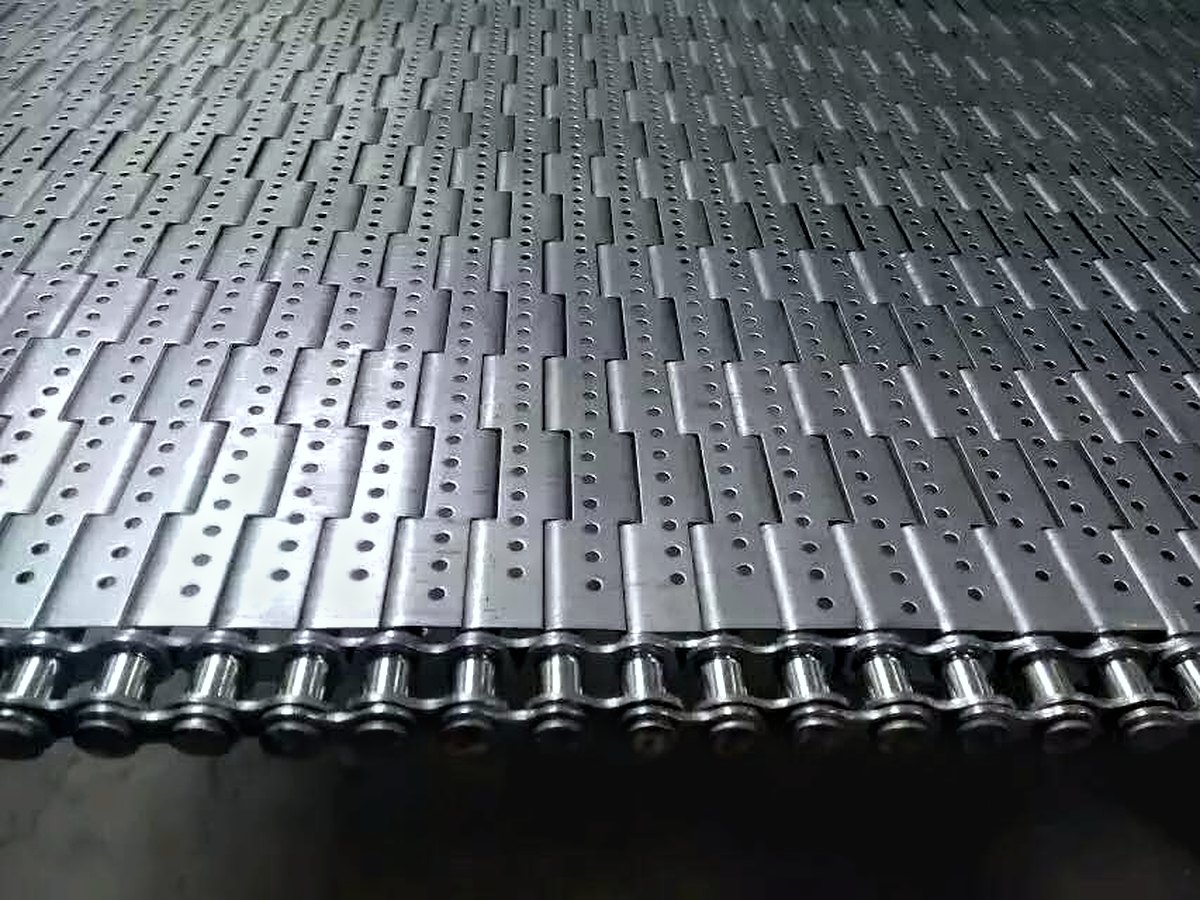 stainless steel chain plate conveyor system under assembly