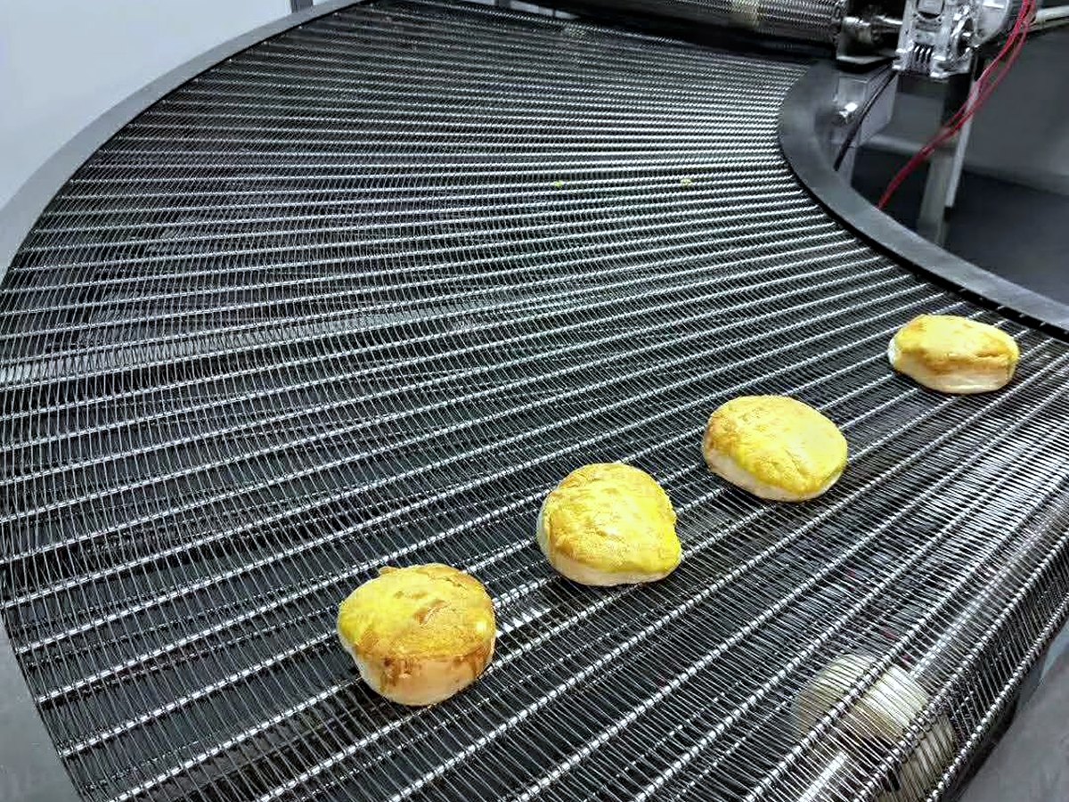 Mesh belt conveyor used in food processing line