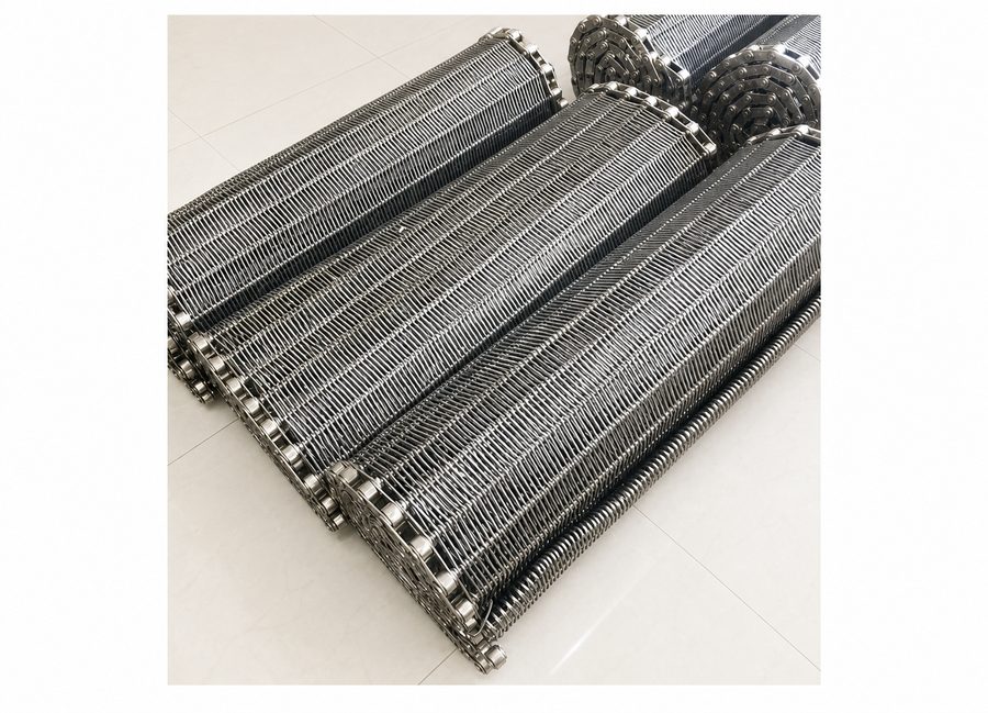 Herringbone wire mesh conveyor belt for food processing