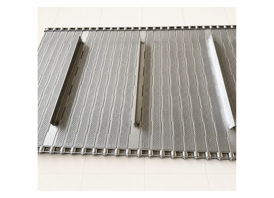 Perforated chain plate conveyor belt with flights